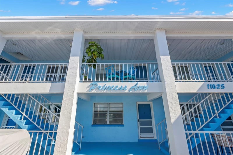 11025 2nd St #8, Treasure Island, FL 33706