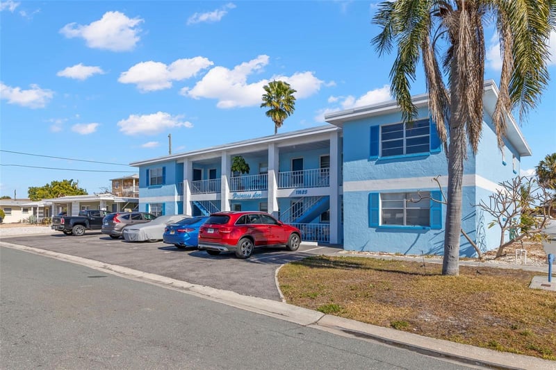 11025 2nd St #8, Treasure Island, FL 33706
