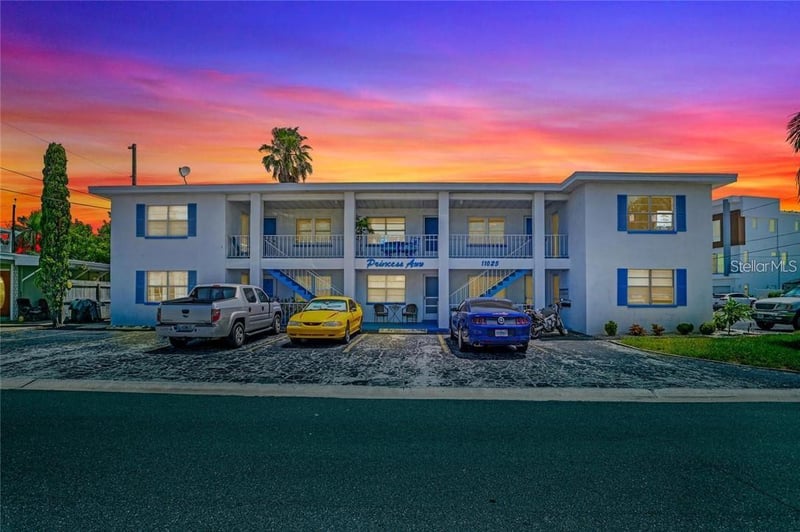 11025 2nd St #8, Treasure Island, FL 33706