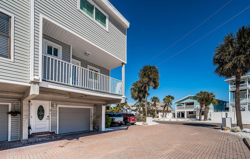 12274 1st St #8, Treasure Island, FL 33706