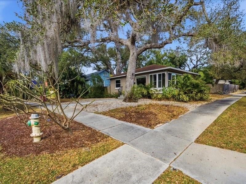 2670 Bayside Dr, St Petersburg, FL 33705