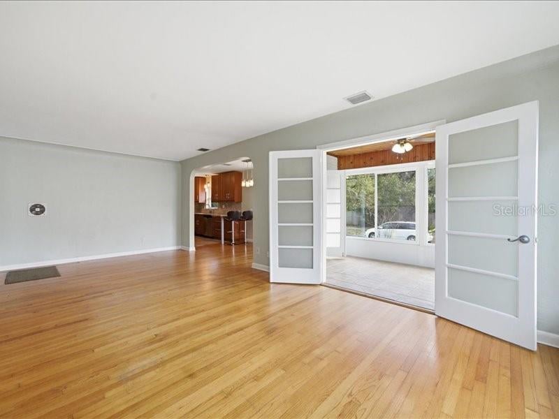 2670 Bayside Dr, St Petersburg, FL 33705