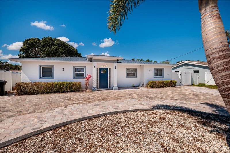 9046 Treasure Ln, St Petersburg, FL 33702