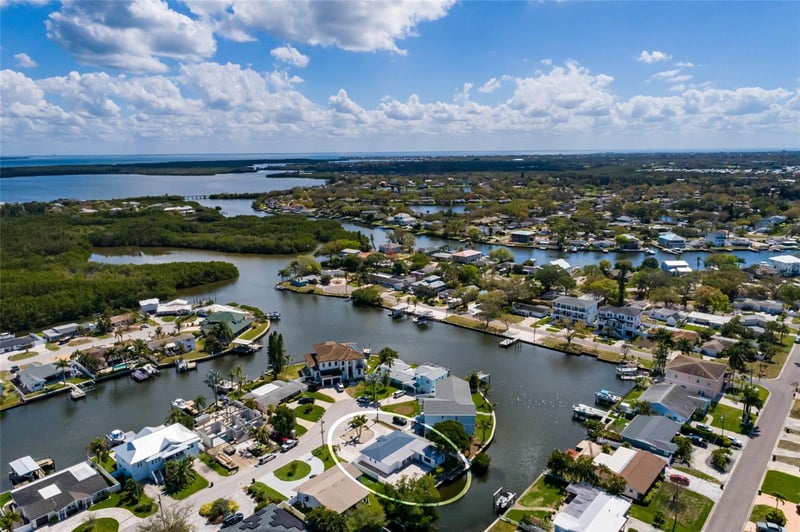 9046 Treasure Ln, St Petersburg, FL 33702