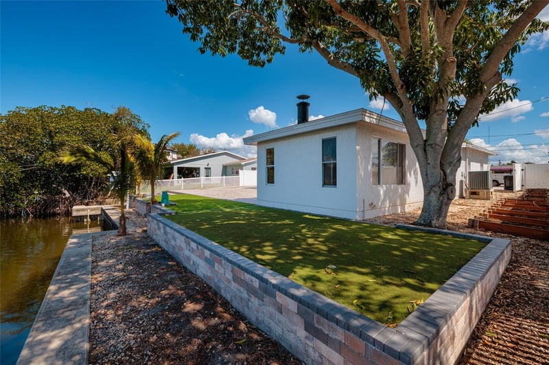 9046 Treasure Ln, St Petersburg, FL 33702
