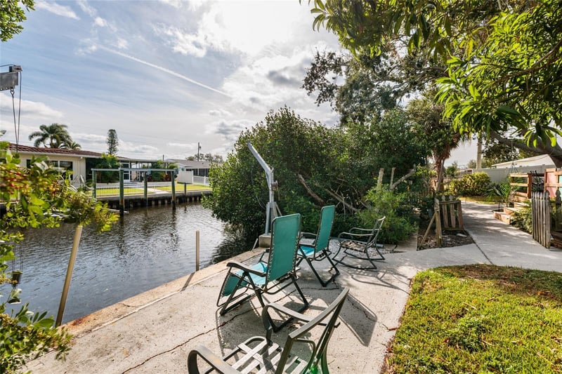 9665 2nd St, St Petersburg, FL 33702