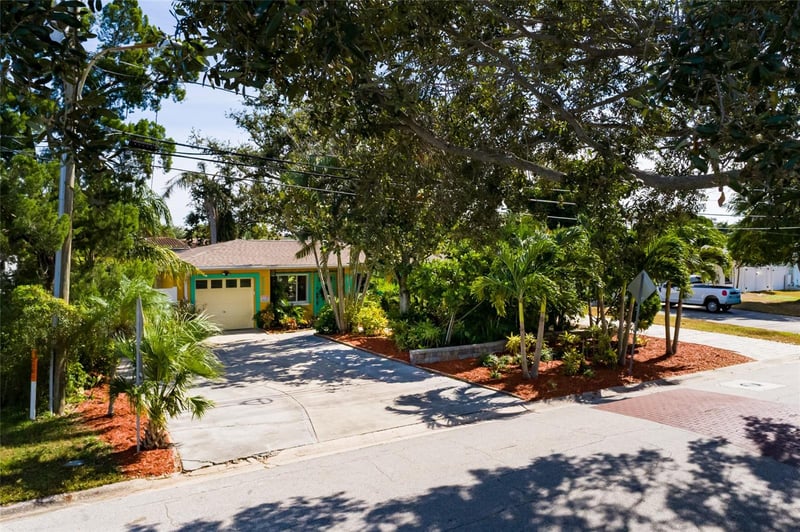 9665 2nd St, St Petersburg, FL 33702