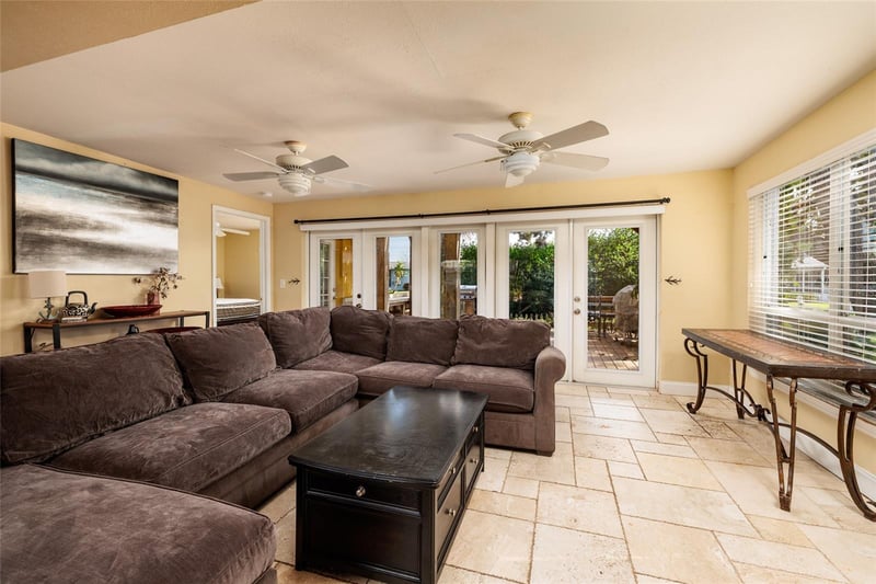 9665 2nd St, St Petersburg, FL 33702