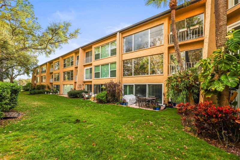 225 Country Club Dr #D237, Largo, FL 33771