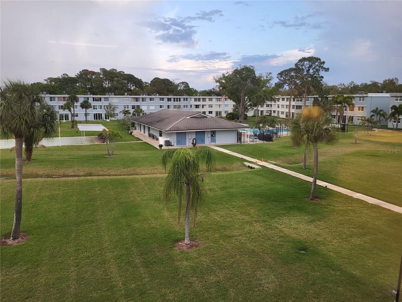 4895 Bay St #212, St Petersburg, FL 33703