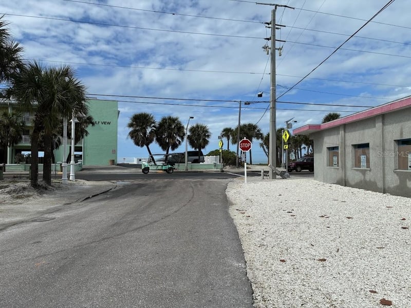 104 1st St, Bradenton Beach, FL 34217