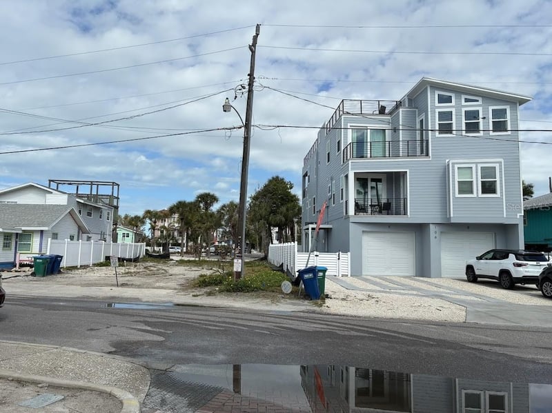 104 1st St, Bradenton Beach, FL 34217