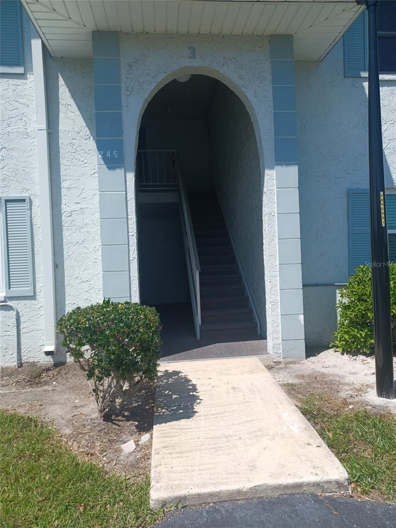 245 Mcmullen Booth Rd #17, Clearwater, FL 33759