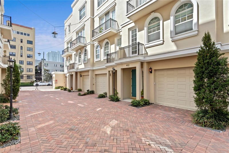 412 Regent Ln, St Petersburg, FL 33701