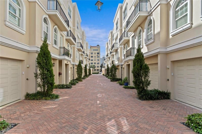 412 Regent Ln, St Petersburg, FL 33701