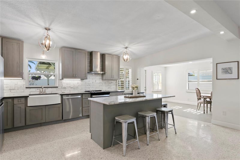 6931 Grande Vista Way, St Petersburg, FL 33707