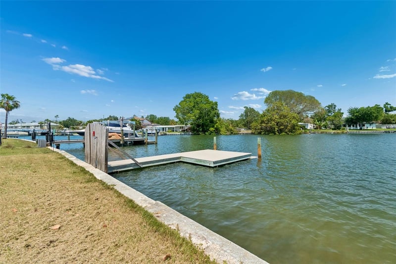 4005 Sunrise Dr, St Petersburg, FL 33705