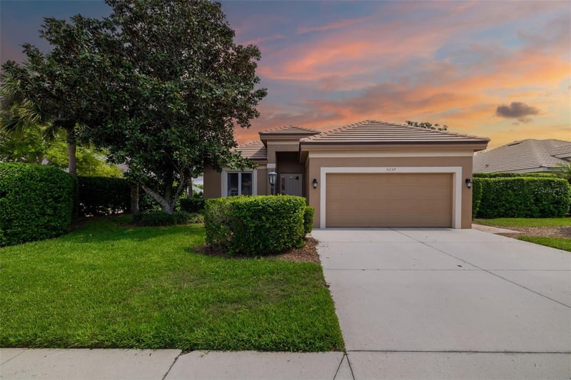 5237 97th St, Bradenton, FL 34211