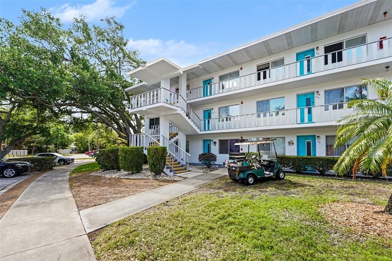 8402 111th St #101, Seminole, FL 33772