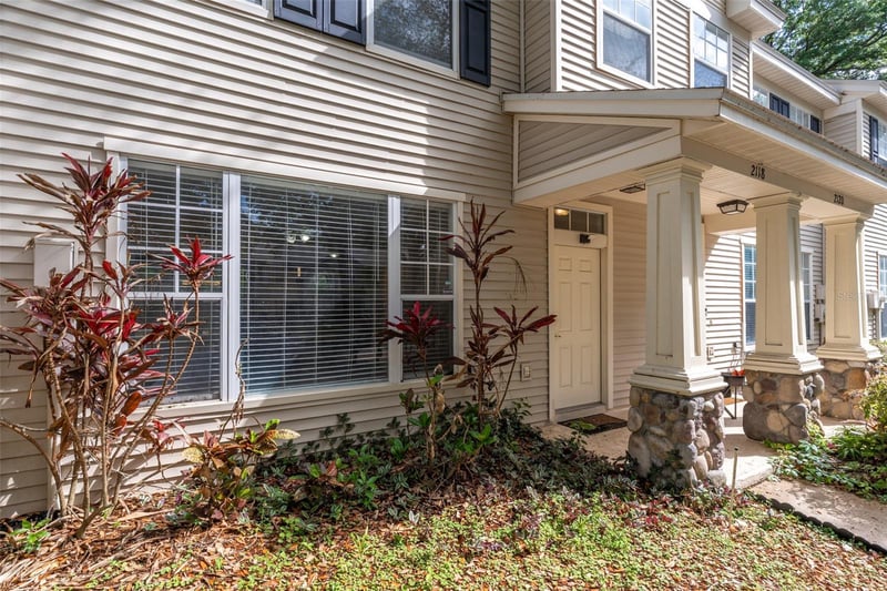 2118 Golden Oak Ln, Valrico, FL 33594