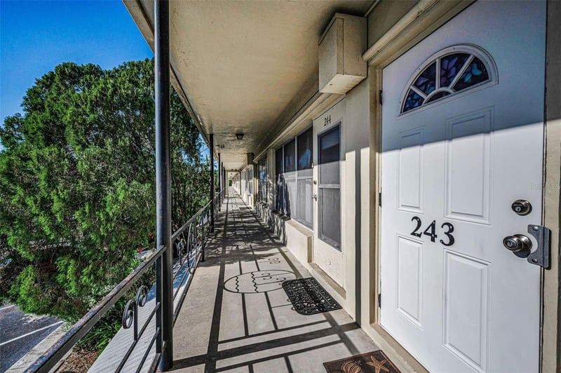 4051 58th St #243, Kenneth City, FL 33709