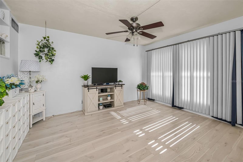 4051 58th St #243, Kenneth City, FL 33709