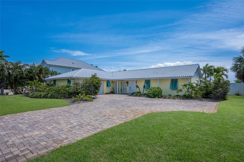 633 Key Royale Dr, Holmes Beach, FL 34217