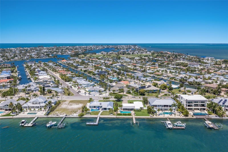 633 Key Royale Dr, Holmes Beach, FL 34217