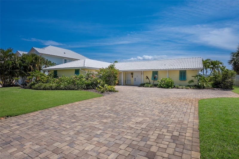 633 Key Royale Dr, Holmes Beach, FL 34217