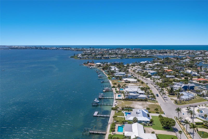 633 Key Royale Dr, Holmes Beach, FL 34217