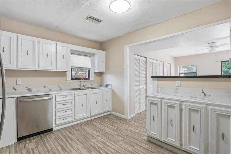 911 Magnolia Dr, Clearwater, FL 33756