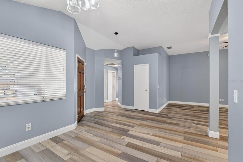 305 Sand Ridge Dr, Valrico, FL 33594