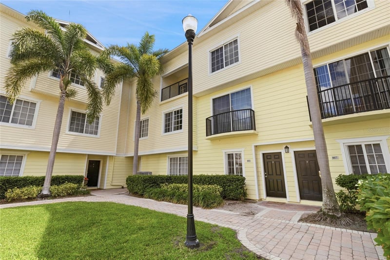 9875 Meadow Field Cir, Tampa, FL 33626