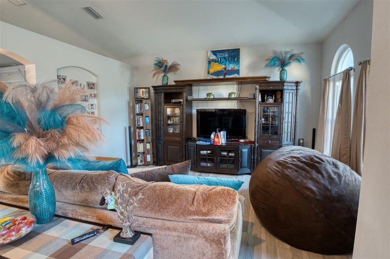4303 Orange Ridge Ct, Valrico, FL 33596
