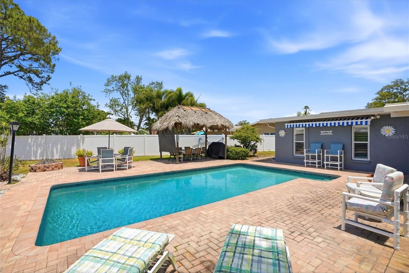 9760 136th St, Seminole, FL 33776