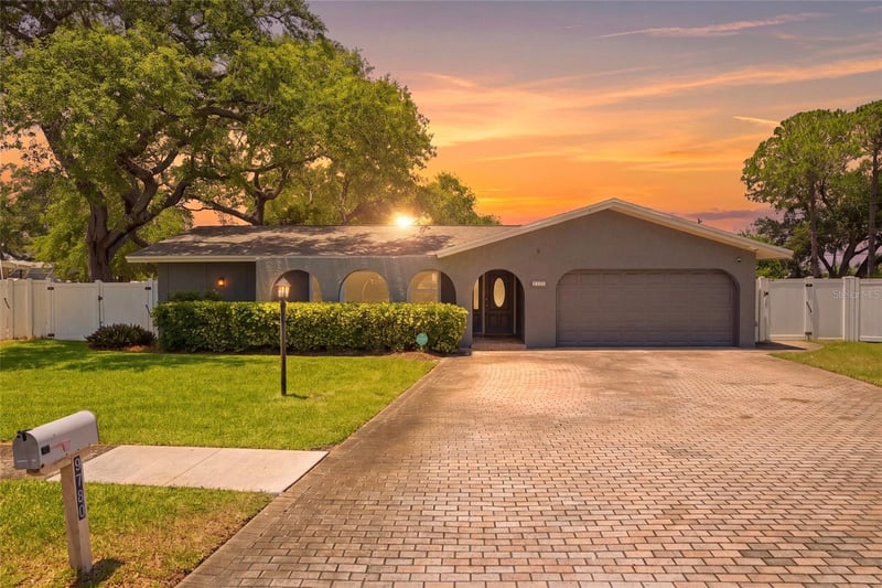 9760 136th St, Seminole, FL 33776