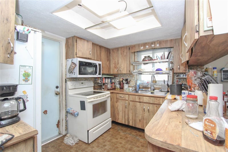 1229 Oak Valley Dr, Seffner, FL 33584