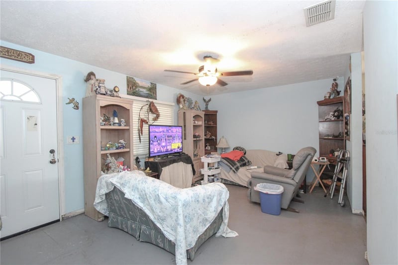 1229 Oak Valley Dr, Seffner, FL 33584
