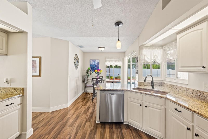 2739 Horseshoe Dr, Plant City, FL 33566
