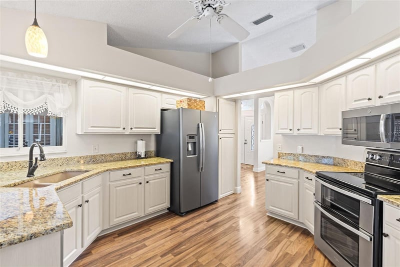 2739 Horseshoe Dr, Plant City, FL 33566