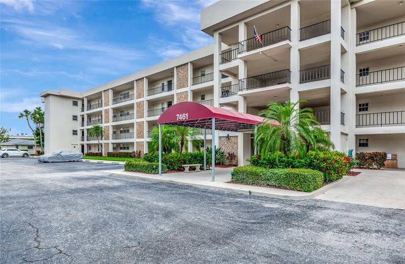 7461 Country Club Dr #203, Sarasota, FL 34243