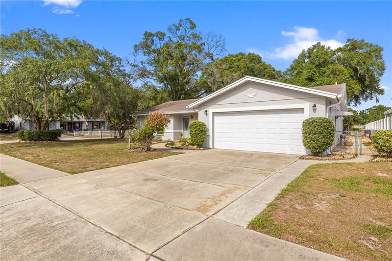 1855 Kim Acres Ln, Dover, FL 33527