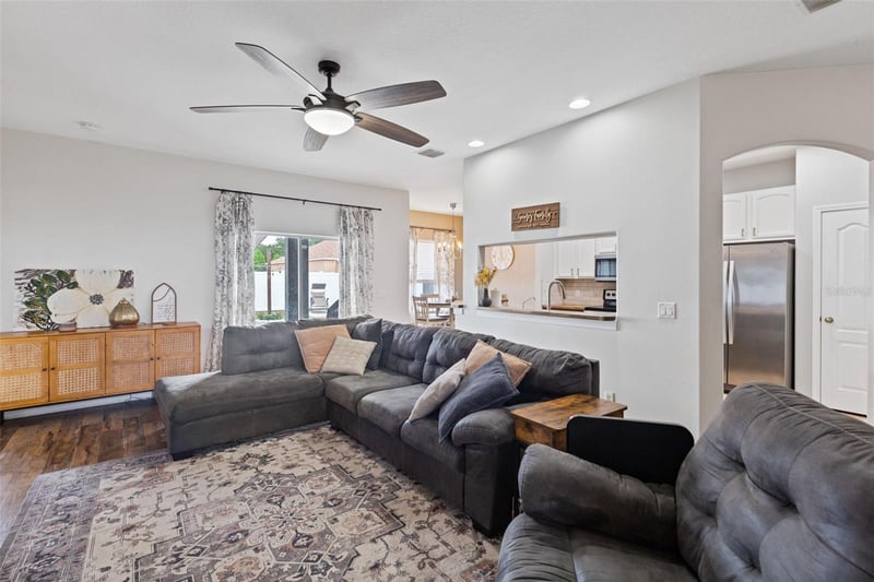 3406 Grove Blossom Ln, Plant City, FL 33567