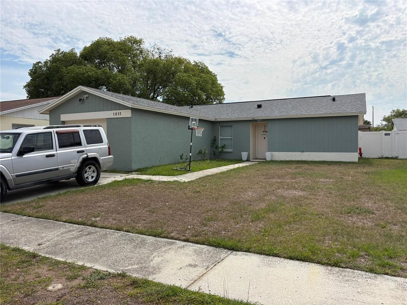 1035 Pine Ridge Cir, Brandon, FL 33511