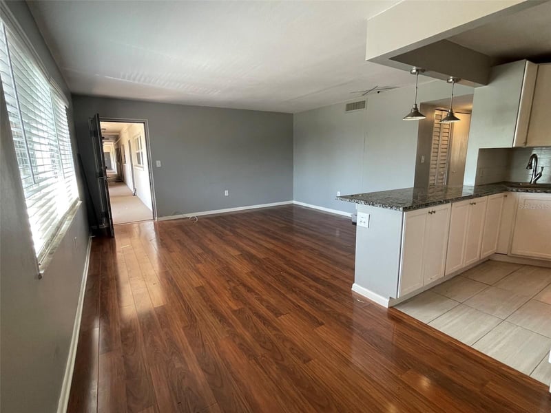 208 Monroe Cir #307, St Petersburg, FL 33702