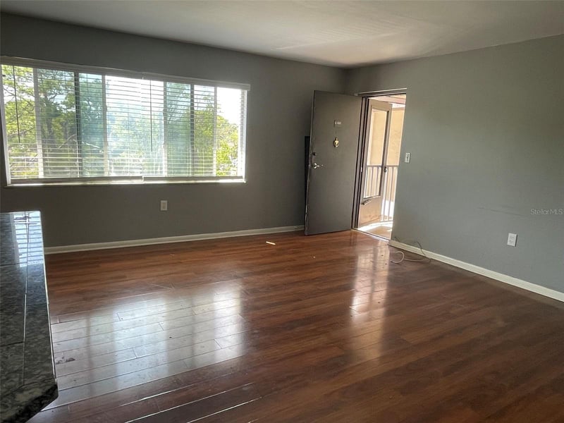 208 Monroe Cir #307, St Petersburg, FL 33702