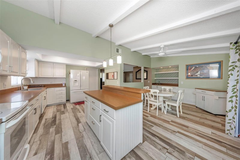 17704 Rivendel Rd, Lutz, FL 33549