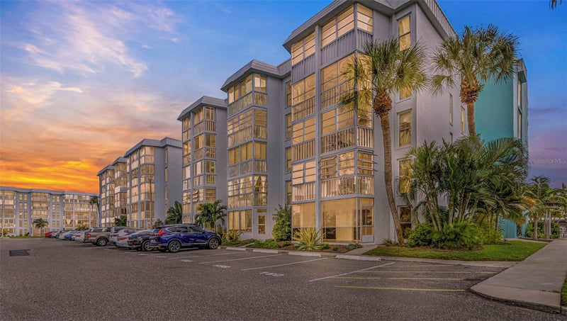 4910 38th Way #111, St Petersburg, FL 33711
