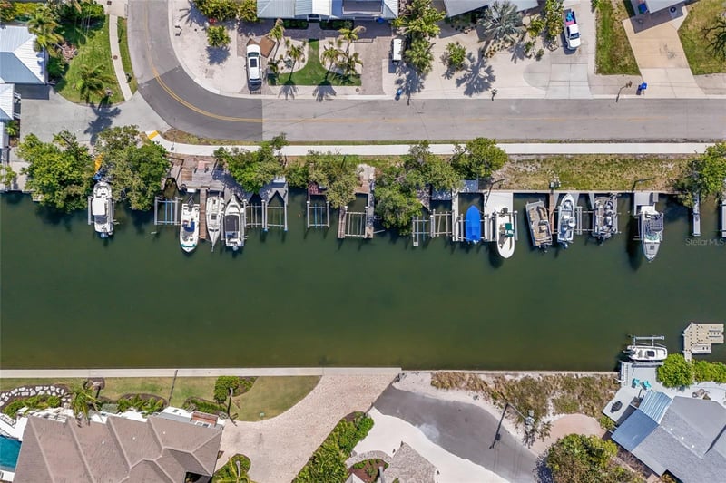 221 85th St, Holmes Beach, FL 34217