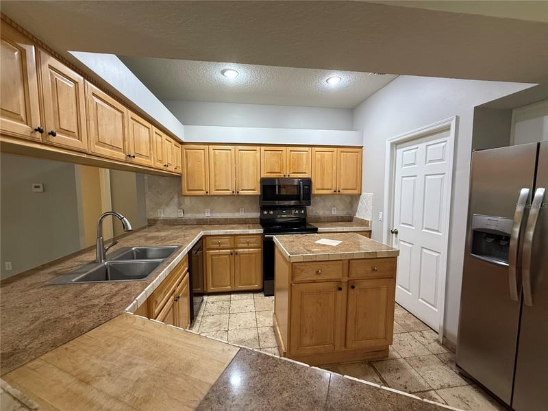 2212 Misty Ridge Ln, Valrico, FL 33594